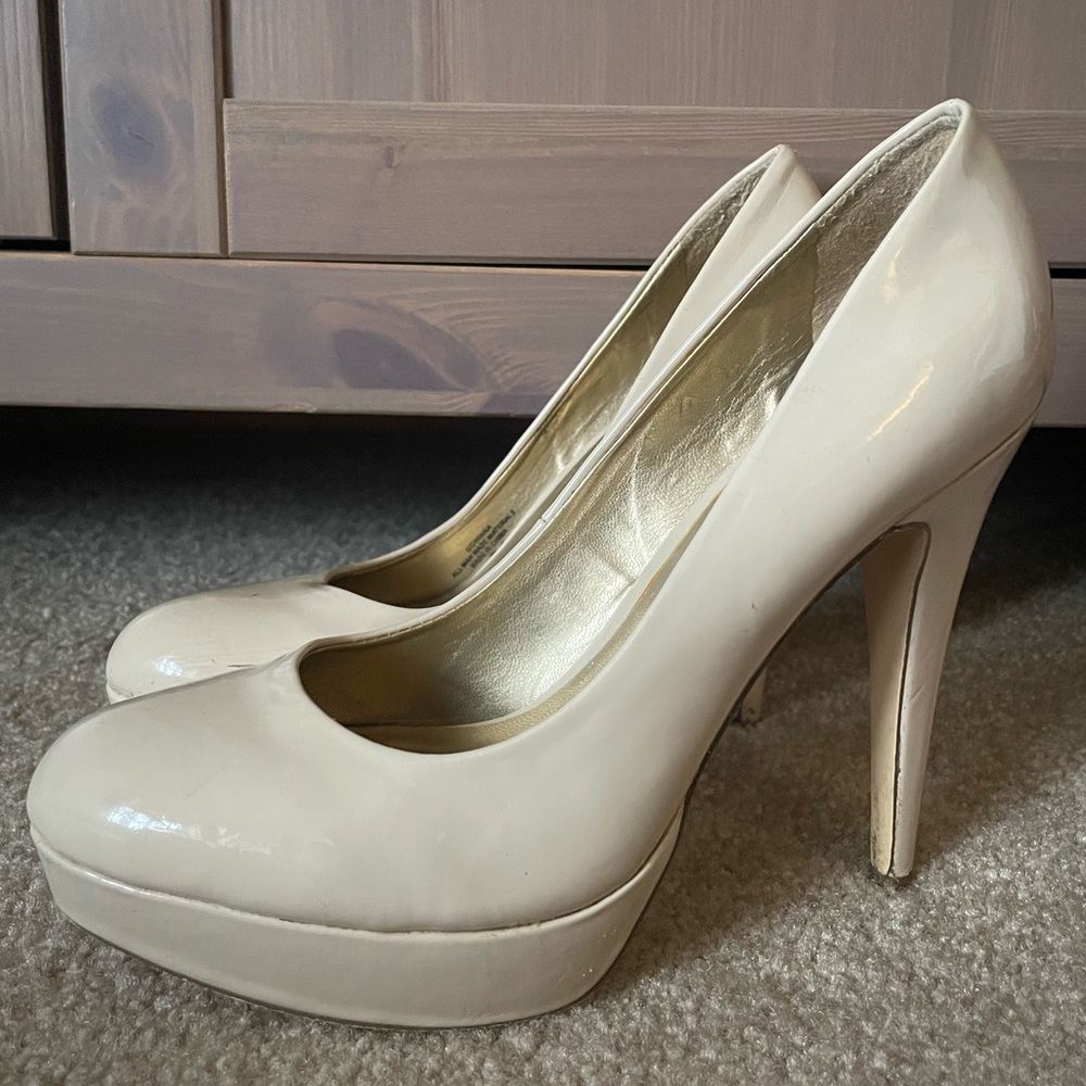 G by Guess nude pumps